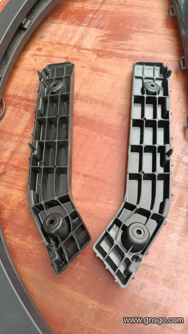 Front bumper mount bracket — RIGHT, OE 861841282A — Aiways U5/U6